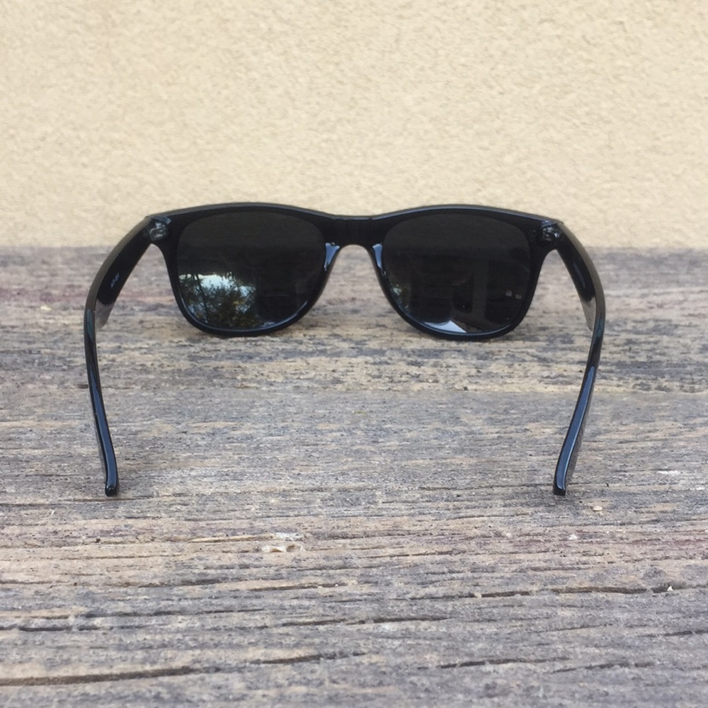 Classic Unisex Black Sunglasses - Picture 4 of 5